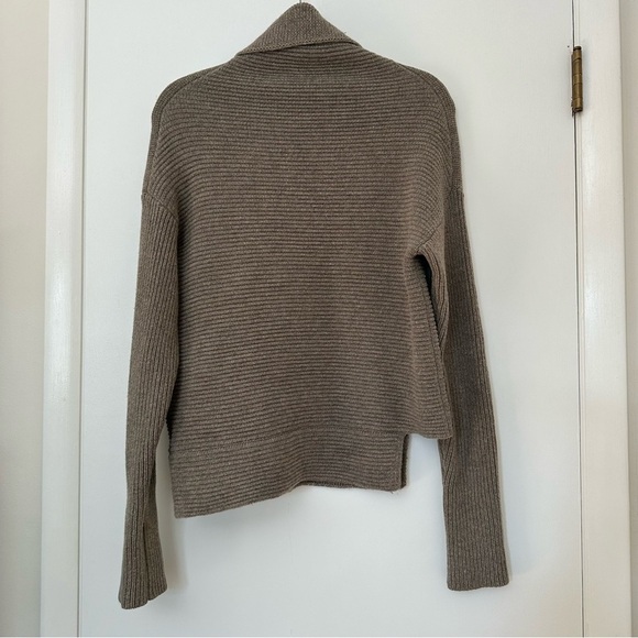 Aritzia Babaton Women’s Mika Sweater Funnel Neck Wool
Cashmere Medium - Picture 4 of 13